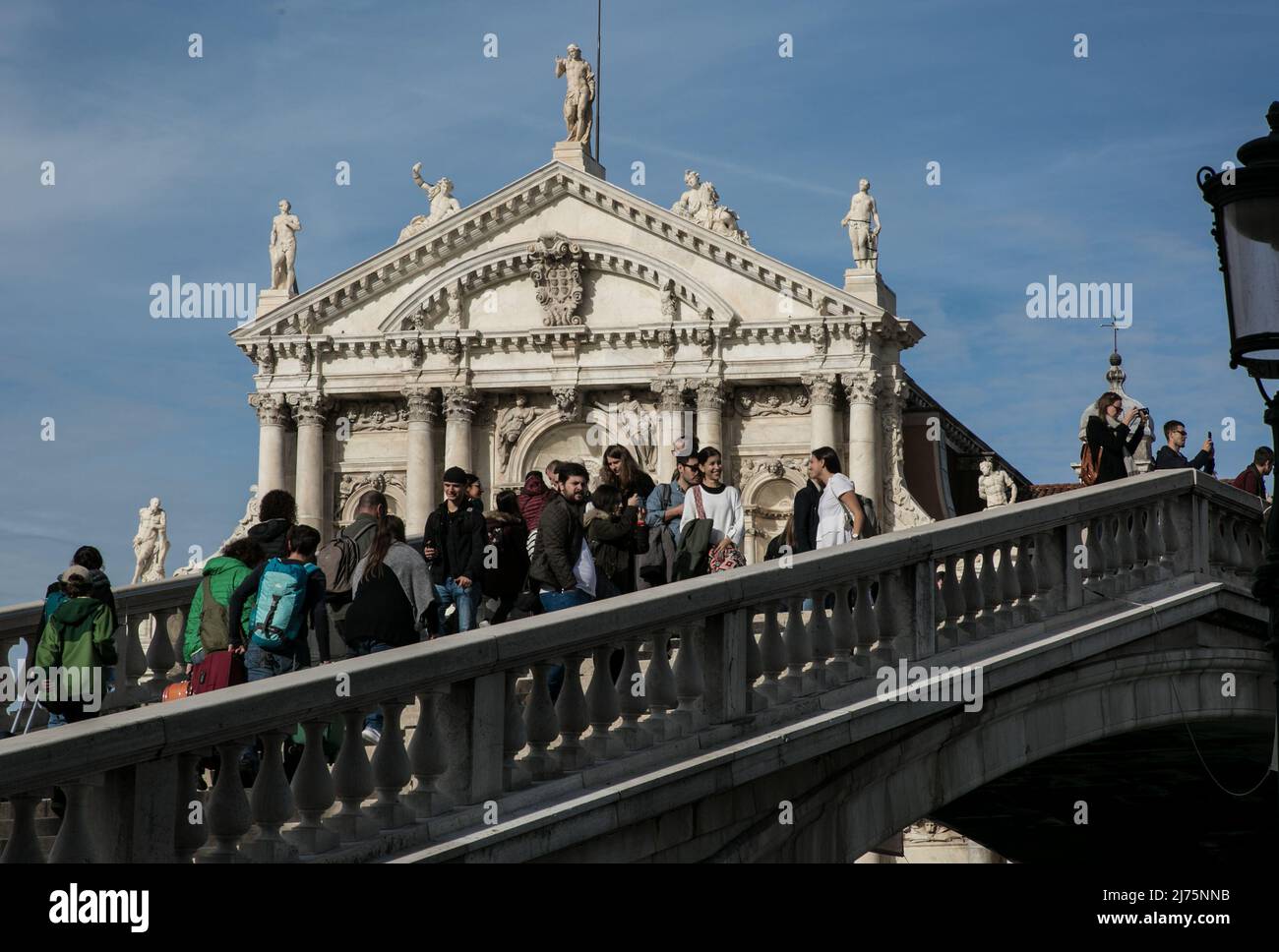 Italien Venedig Scalzi-Kirche -451 Giebel 1677-80 von Guiseppe Sardi davor Scalzi-Brücke 1934 von Eugenio Miozzi Teilansicht mit Passanten Stock Photo