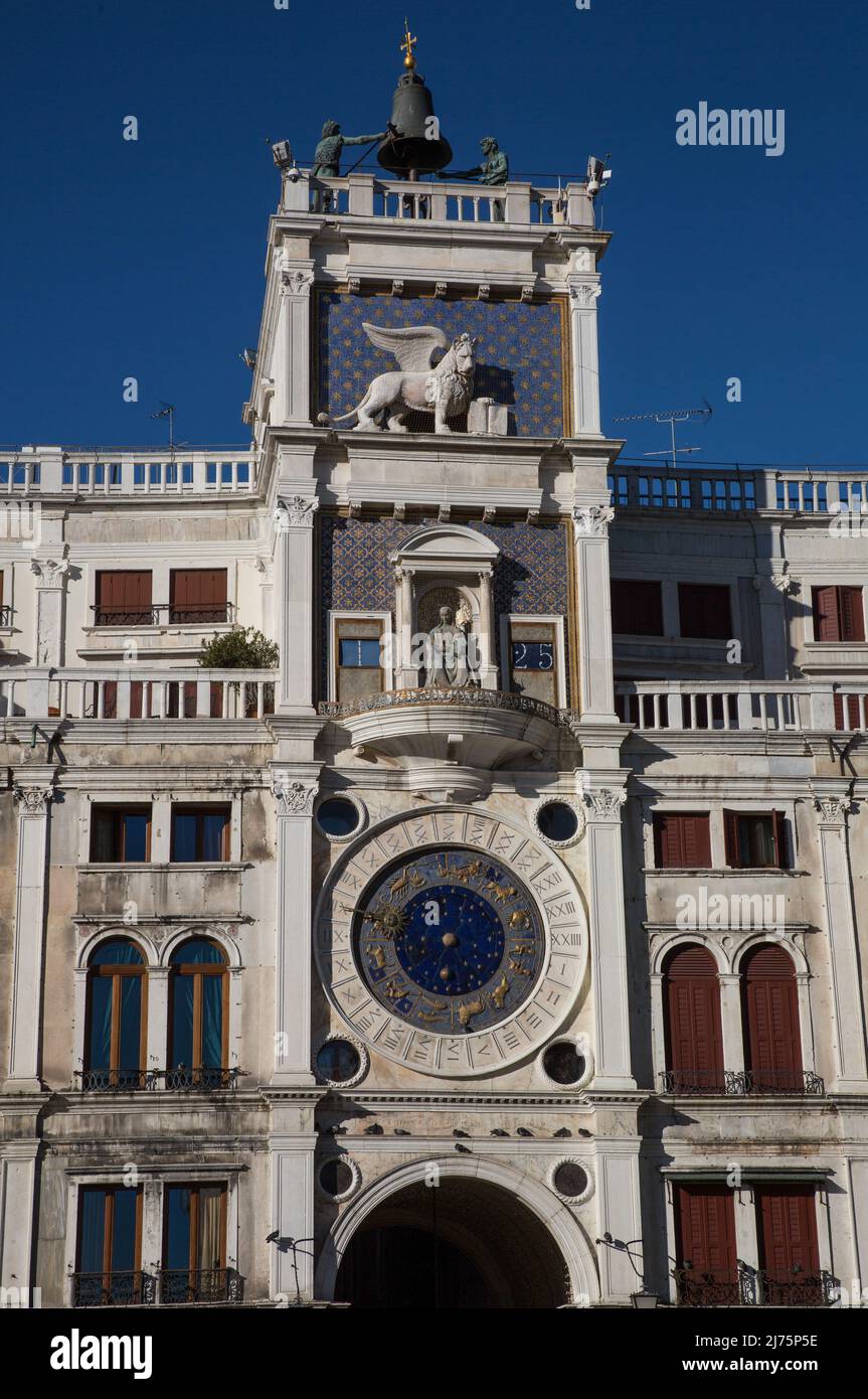 Italien Venedig Uhrenturm am Markusplatz -455 vollendet 1499 von Mauro Codussi  Analog- und Digitaluhr geschaffen von Paolo und Carlo Rainieri oben Gl Stock Photo