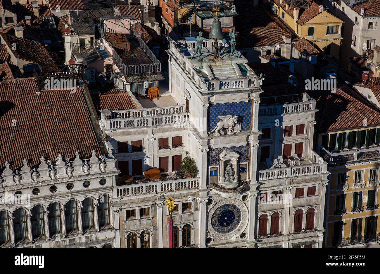 Italien Venedig Uhrenturm am Markusplatz -458 vollendet 1499 von Mauro Codussi Analog- und Digitaluhr geschaffen von Paolo und Carlo Rainieri oben Glo Stock Photo