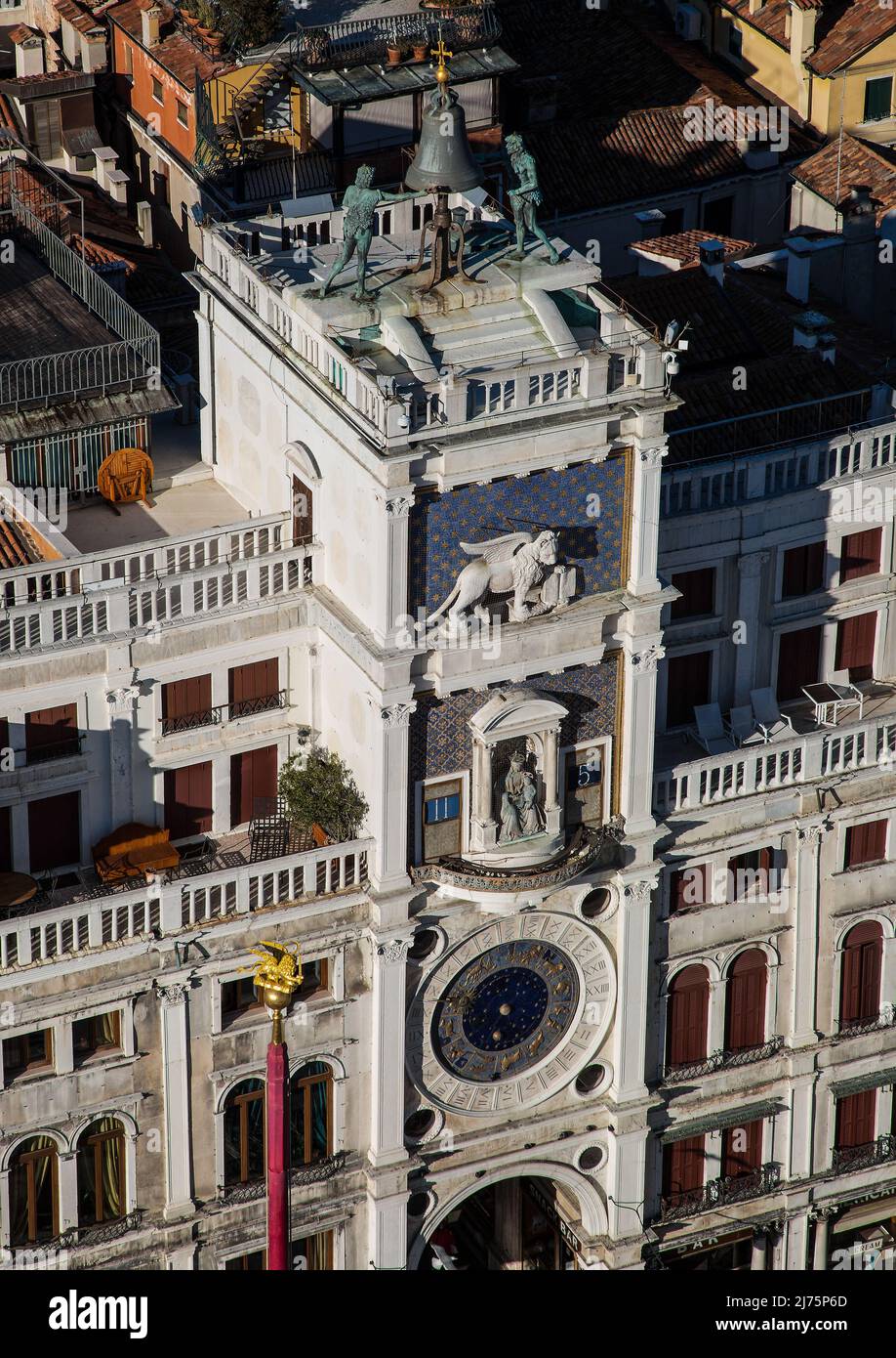 Italien Venedig Uhrenturm am Markusplatz -484 vollendet 1499 von Mauro Codussi Analog- und Digitaluhr geschaffen von Paolo und Carlo Rainieri oben Glo Stock Photo