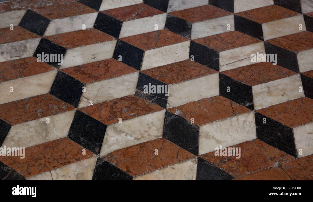 Italien Venedig Zanipolo-Kirche -292 farbiger Marmor-Intarsienfußboden mit Quadermuster Stock Photo