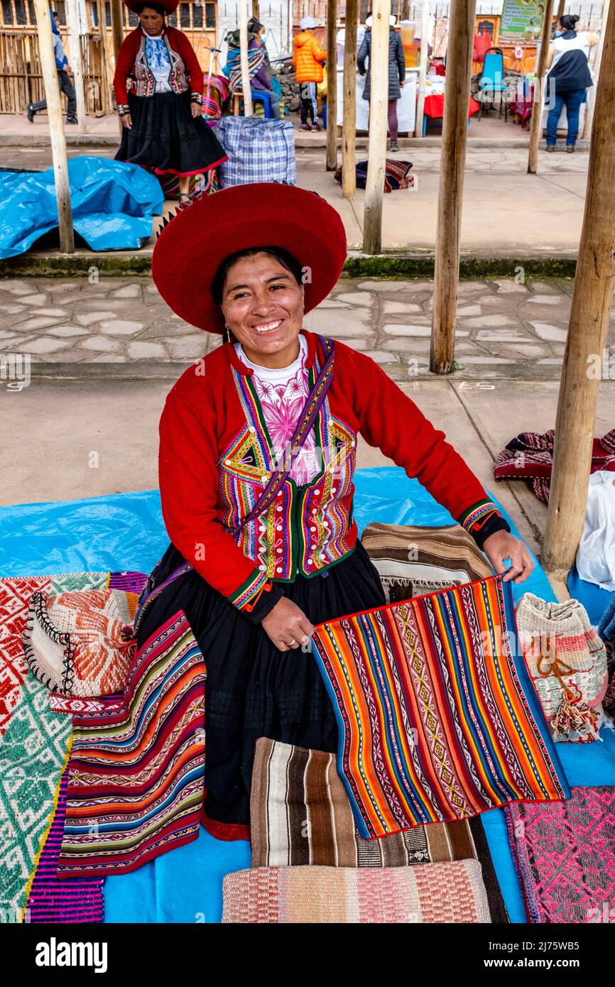 A Peruvian Indigenous Quechua Woman Selling Woollen Handicrafts At The Sunday Market In The Village Of Chinchero, Cusco Region, Peru. Stock Photo