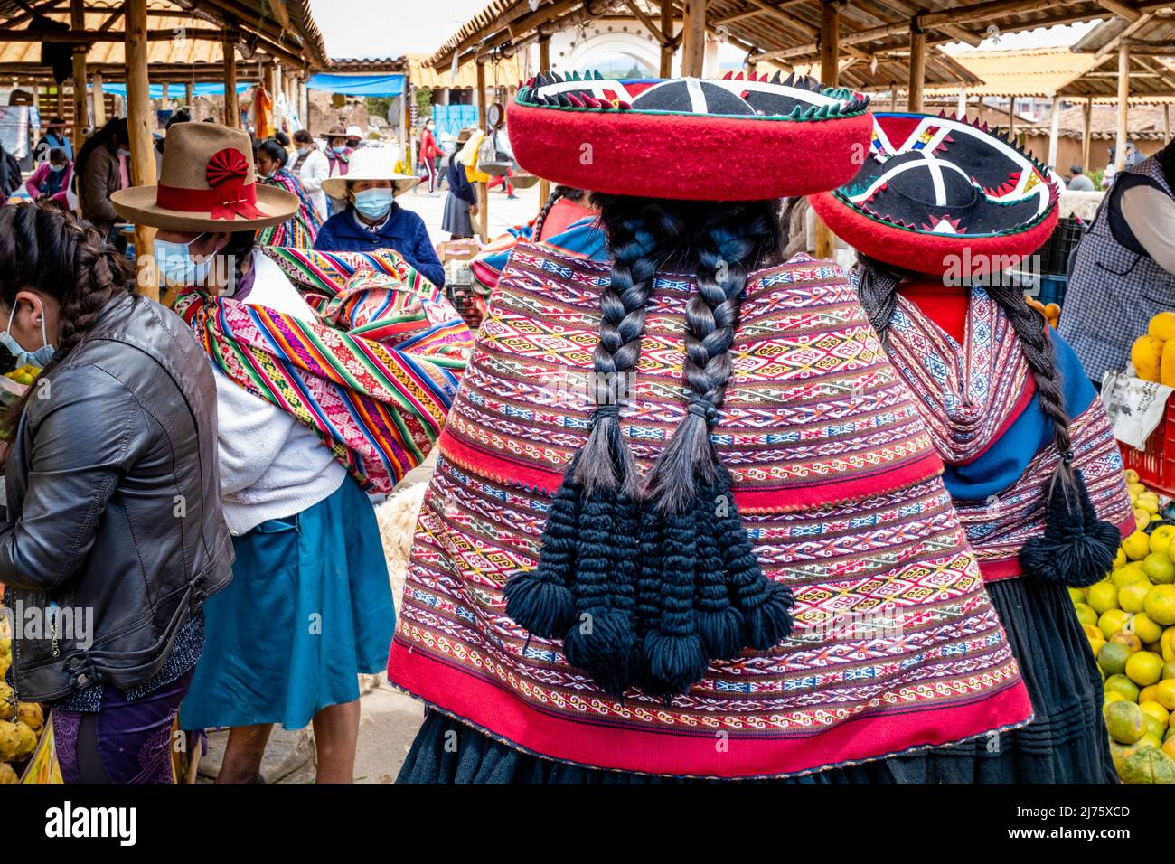 Indigenous Quechua Women Shopping For Fruit and Vegetables At The Famous Sunday Market In The Village Of Chinchero, Cusco Region, Peru. Stock Photo