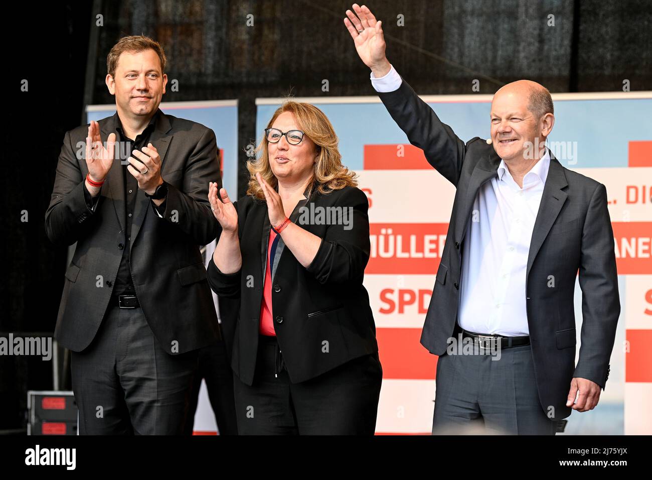 German Chancellor Olaf Scholz waves to the public as SPD party co-chairman Lars Klingbeil applauds at an election campaign rally of the Social Democrats (SPD) for the upcoming Schleswig-Holstein state elections, in Kiel, Germany, May 6, 2022. REUTERS/Fabian Bimmer Stock Photo