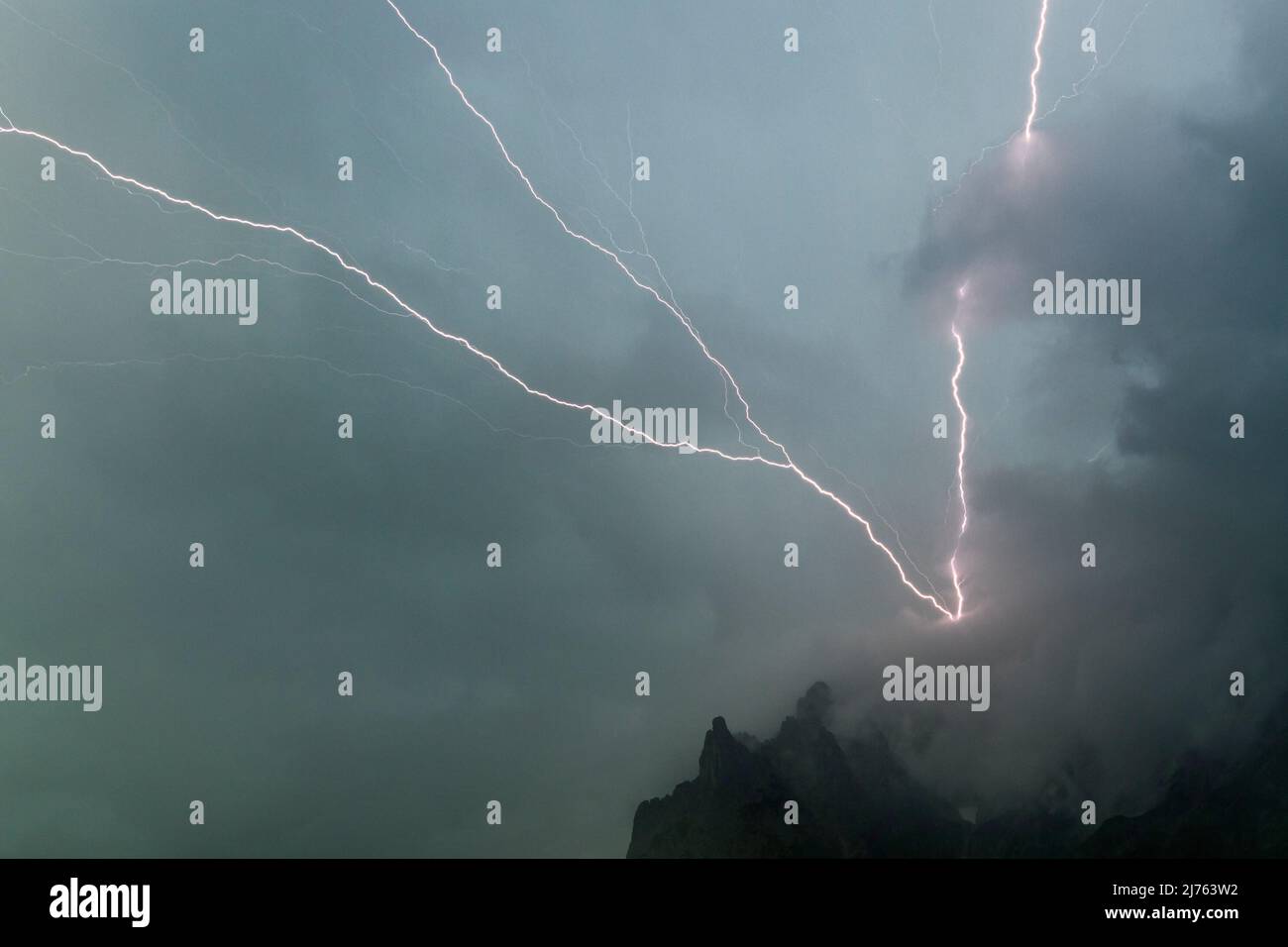 Thunderstorm lightning discharge into the western Karwendelspitze above Mittenwald. Stock Photo