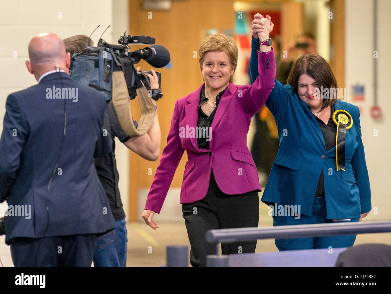 First Minister Nicola Sturgeon arrives in the count hall with Susan Aitken (right) at the Glasgow City Council count at the Emirates Arena in Glasgow, in the local government elections. Picture date: Friday May 6, 2022. Stock Photo