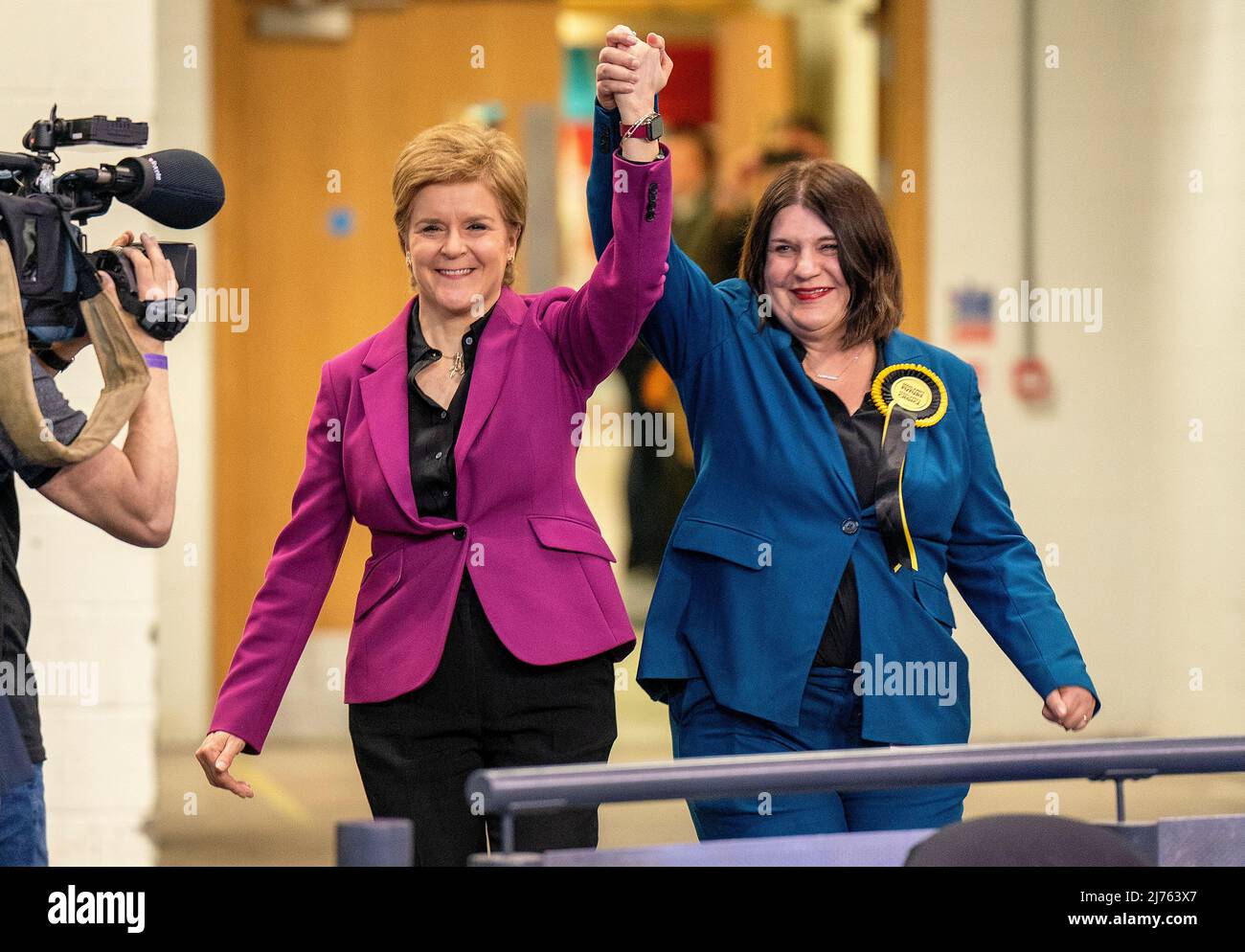 First Minister Nicola Sturgeon arrives in the count hall with Susan Aitken (right) at the Glasgow City Council count at the Emirates Arena in Glasgow, in the local government elections. Picture date: Friday May 6, 2022. Stock Photo