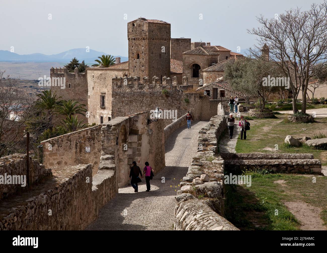 Blick aus Richtung Burg auf profane und sakrale Bauten mit Personen Stock Photo