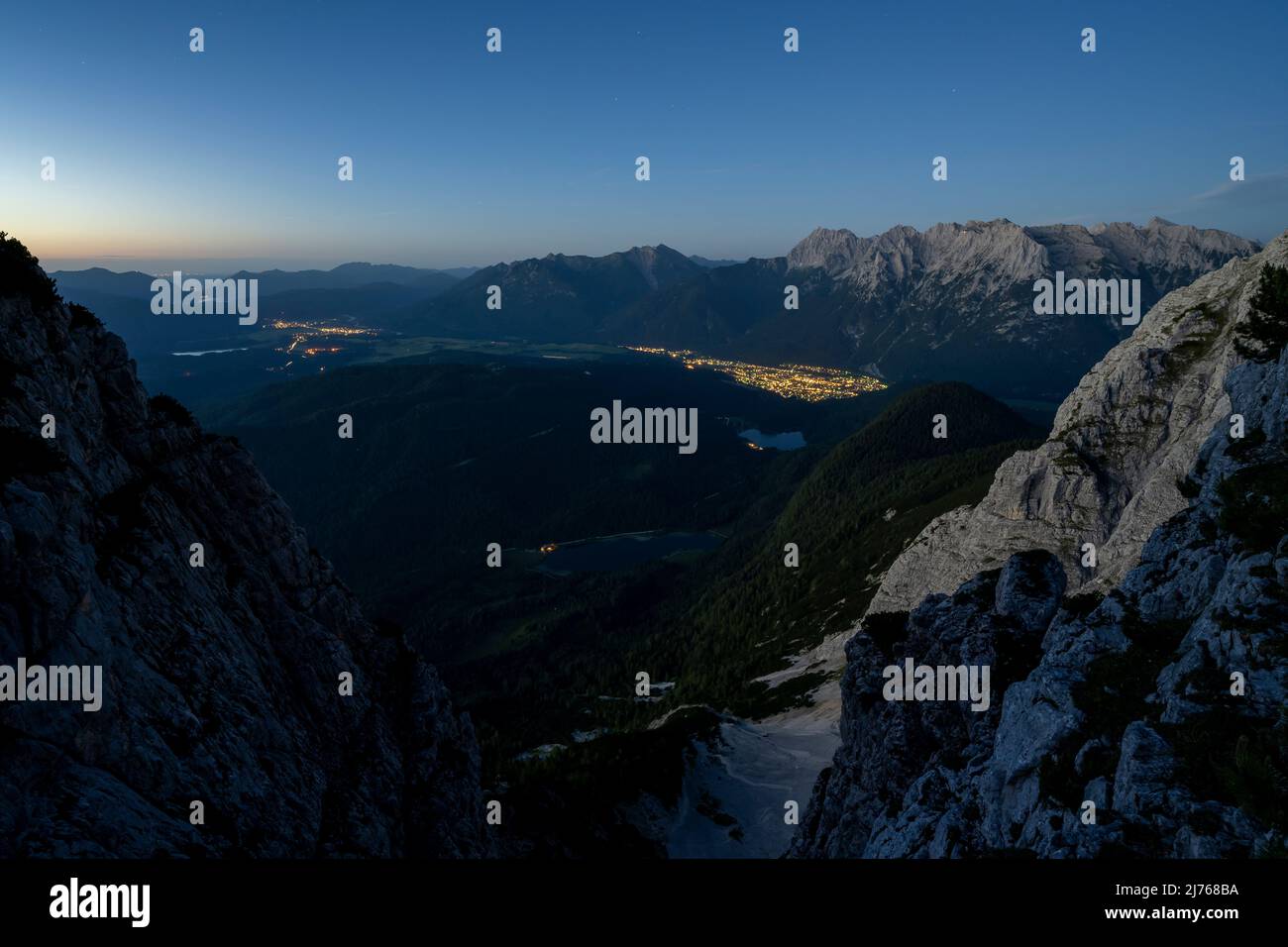 Evening mood with view over the ferchensee, Lautersee, to Mittenwald, Wallgau and Krün, as well as to the Karwendel, during the descent from the Wetterstein summit over the so-called Gamsanger. Stock Photo