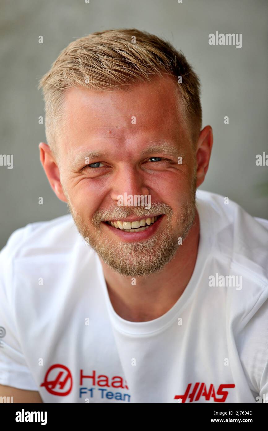 Casco Da Collezione Haas F1 Team – Kevin Magnussen GP Miami 2023, Modello Premium Con Visiera Aprile E Vetrina Acrilica
