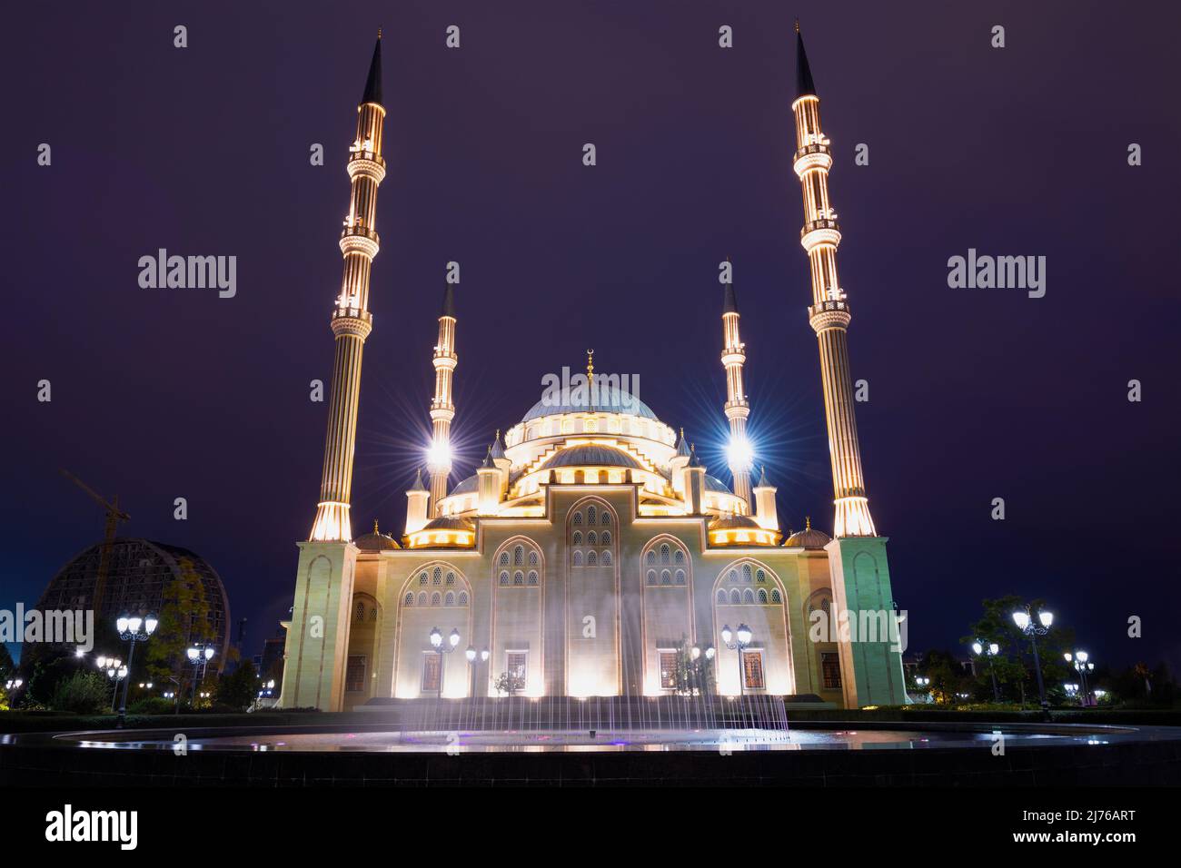 GROZNY, RUSSIA - SEPTEMBER 29, 2021: Fountain and mosque 'Heart of Chechnya' close-up on the late evening Stock Photo