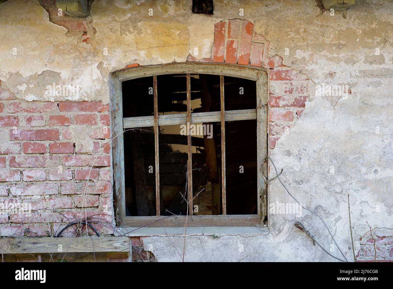 Germany, Bavaria, Upper Bavaria, Altötting district, old vacant country house, dilapidated, window, pane broken, detail Stock Photo