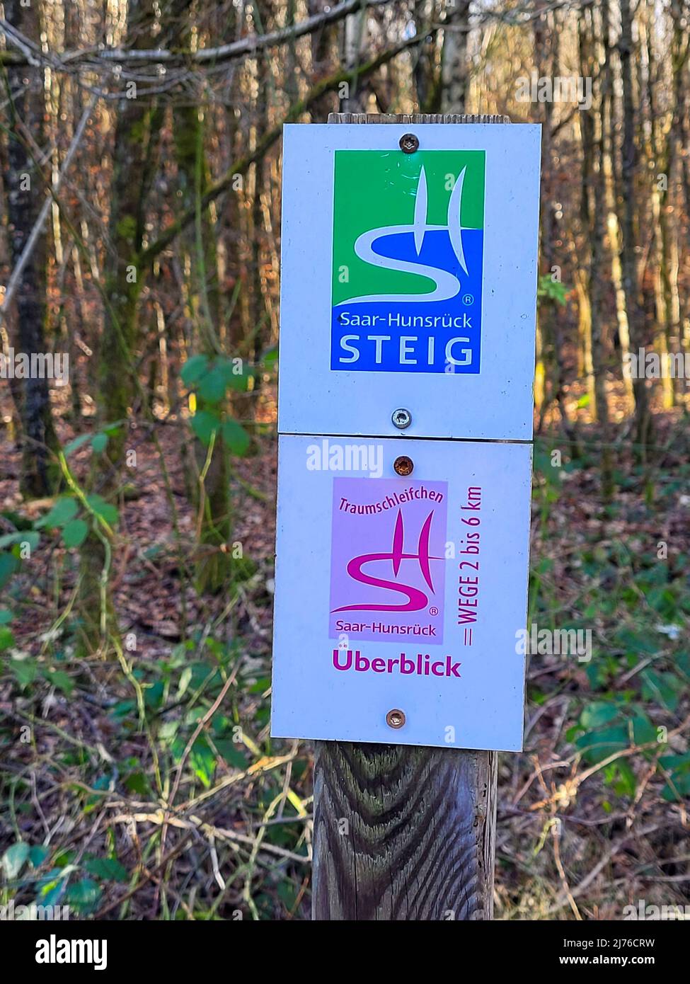 Signposting on the hiking trail Cloef-Pfad, Saarschleife, Mettlach, Saar, Saartal, Saarland, Germany Stock Photo