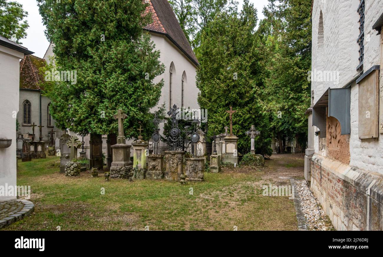 Germany, Straubing, Petersfriedhof with Agnes Bernauer Chapel Stock Photo