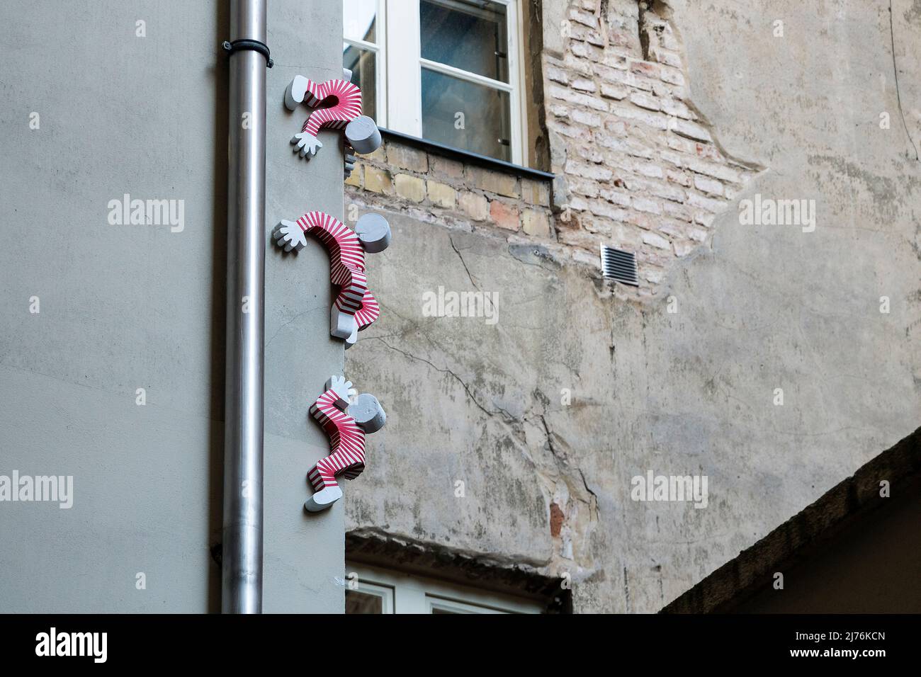 Berlin, Mitte, Scheunenviertel, Rosenthaler Straße, courtyard, climbing figures, urban art Stock Photo