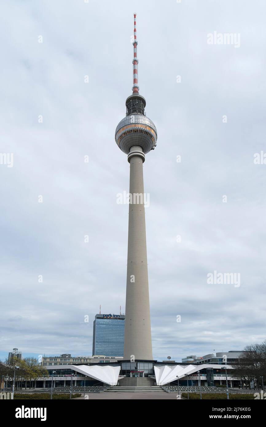 Berlin Center Alexanderplatz Television Tower Stock Photo Alamy berlin-center-alexanderplatz-television-tower-stock-photo-alamy