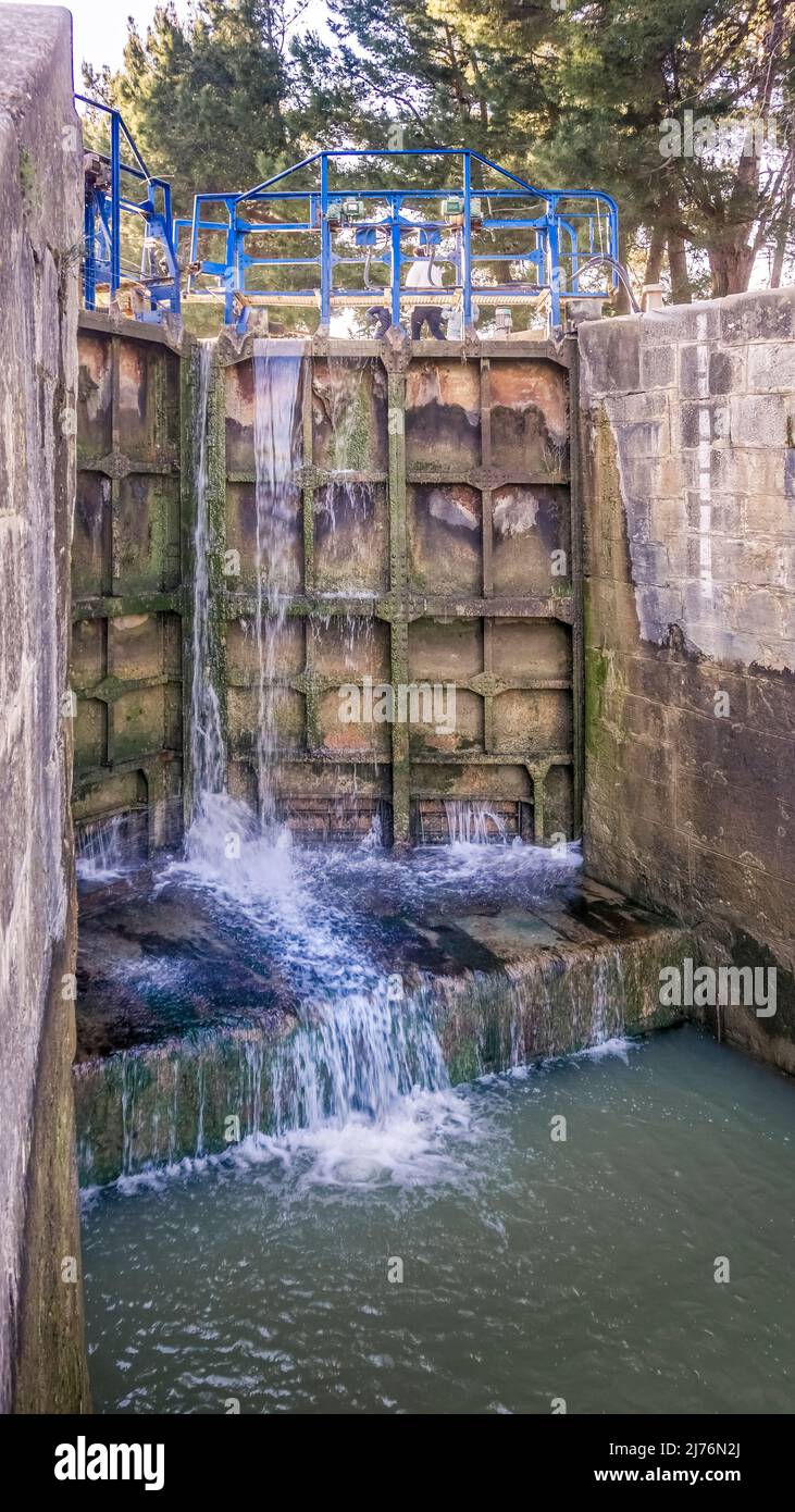 Écluse de l'Aiguille on the Canal du Midi near Puichéric. The Canal du Midi has been a UNESCO World Heritage Site since 1996. Stock Photo