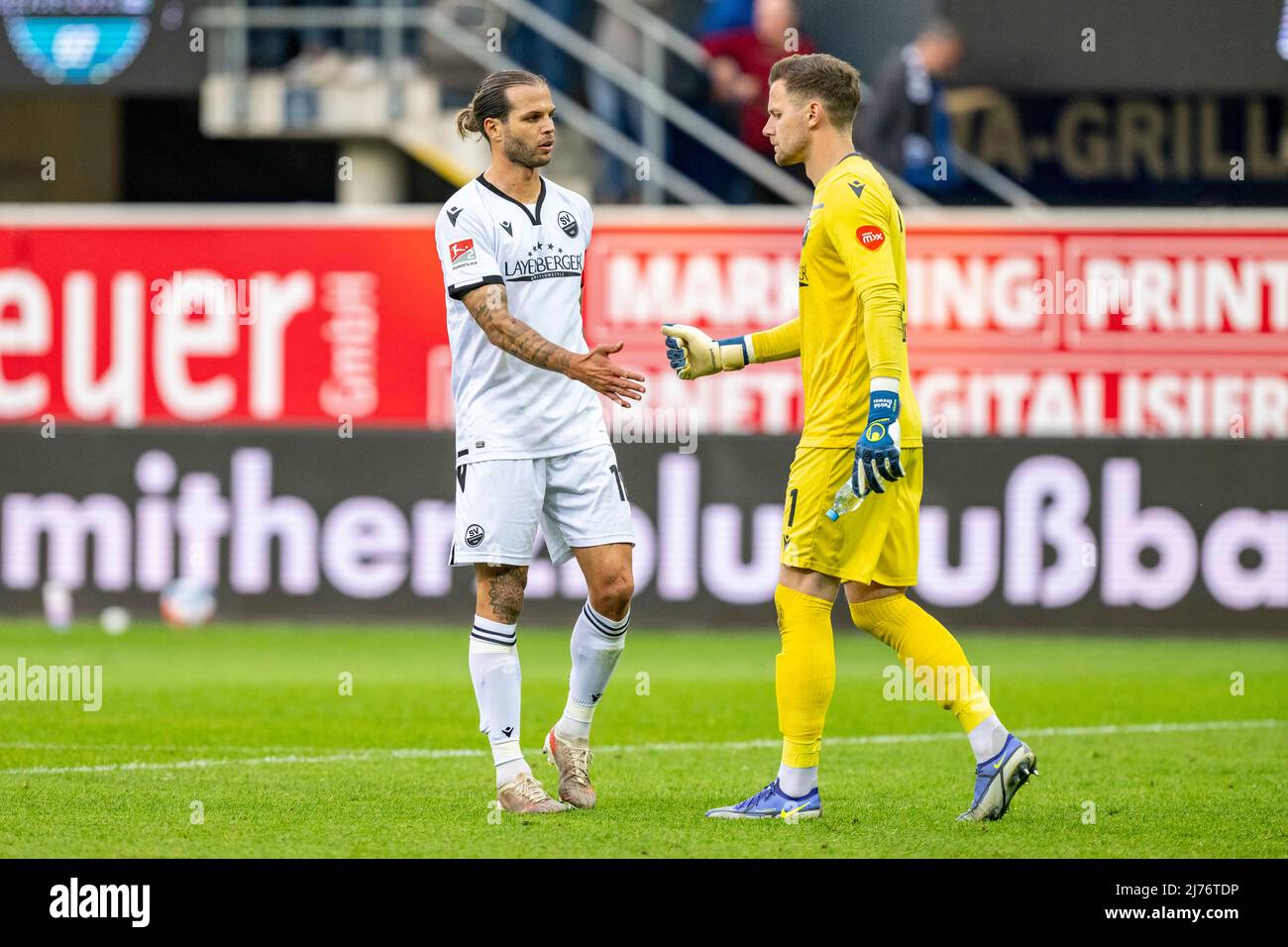 06 May 2022, North Rhine-Westphalia, Paderborn: Soccer: 2. Bundesliga, SC Paderborn 07 - SV Sandhausen, Matchday 33, Benteler-Arena: Sandhausen's Dennis Diekmeier (l) and Sandhausen's goalkeeper Patrick Drewes are disappointed. Photo: David Inderlied/dpa - IMPORTANT NOTE: In accordance with the requirements of the DFL Deutsche Fußball Liga and the DFB Deutscher Fußball-Bund, it is prohibited to use or have used photographs taken in the stadium and/or of the match in the form of sequence pictures and/or video-like photo series. Stock Photo