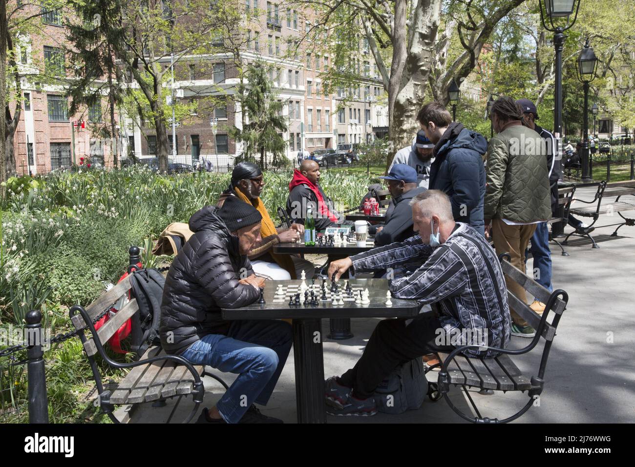 Avid chess players in Bryant Park midtown Manhattan, NYC Stock Photo - Alamy