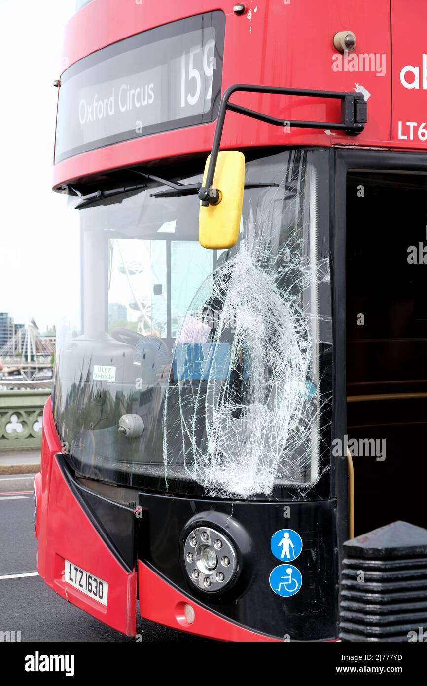 London, UK, 6th May, 2022. Damage to a bus windscreen after the vehicle collided with a pedestrian. Emergency services attended the scene after two road incidents occured one hour apart on Westminster Bridge. Credit: Eleventh Hour Photography/Alamy Live News Stock Photo