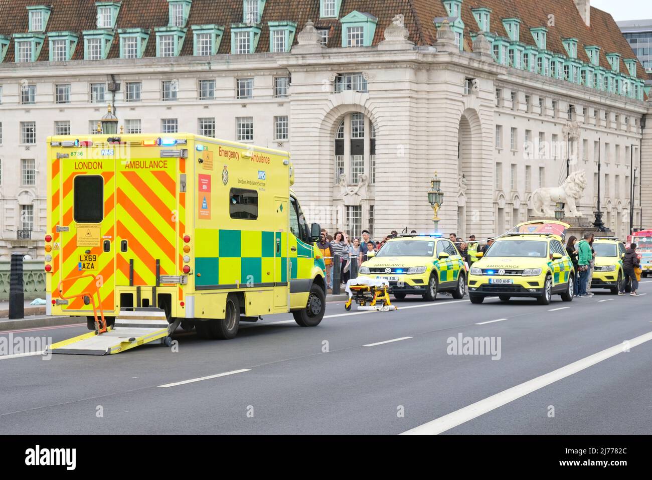 London, UK, 6th May, 2022. Emergency services attended the scene after a cyclist was believed to have crashed into a bollard knocked unconscious. It was the second road accident that occured one hour apart on Westminster Bridge. Credit: Eleventh Hour Photography/Alamy Live News Stock Photo
