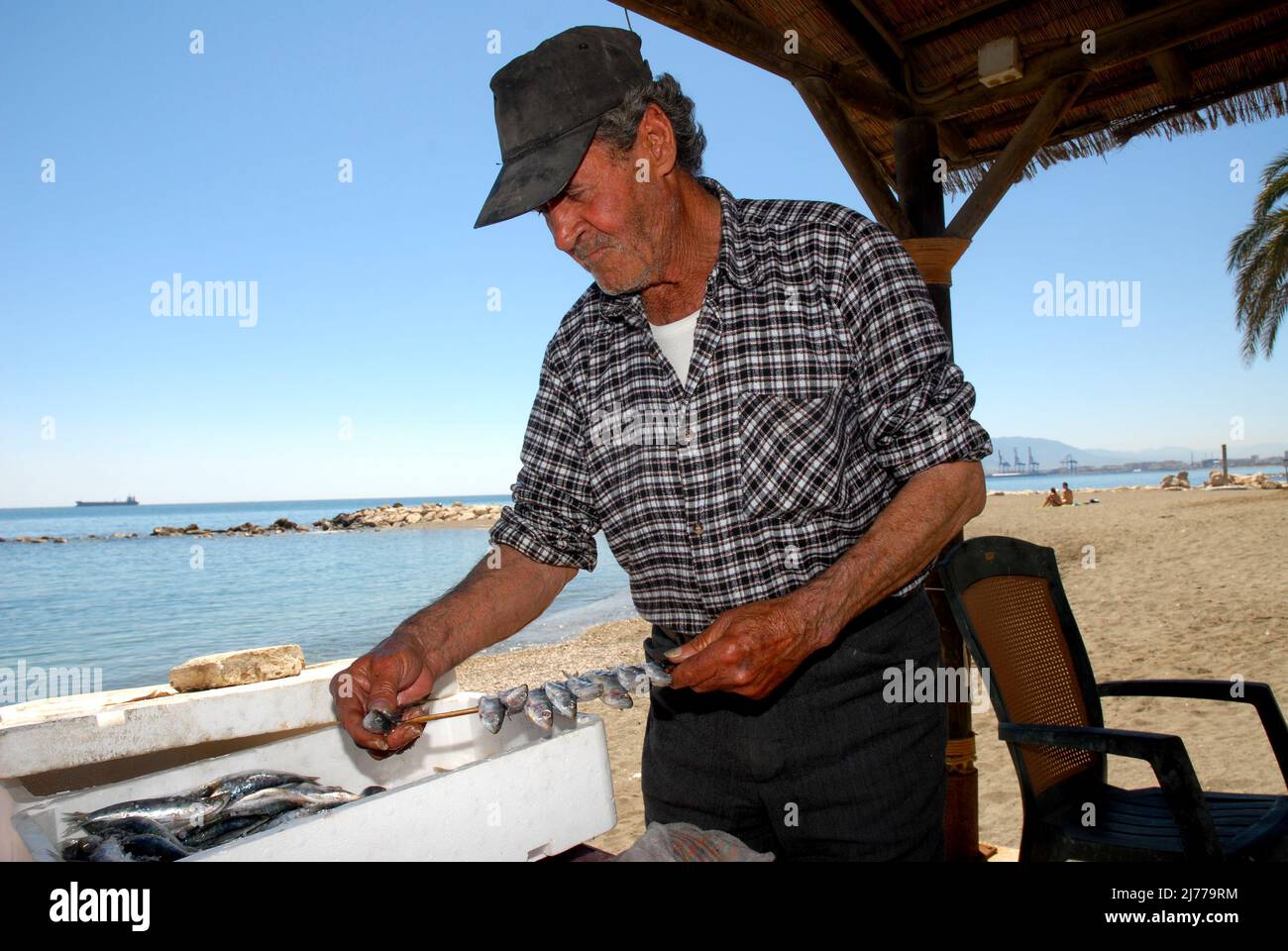 El sr Adolfo Suarez experto en Espetos del Restaurante El Cabra, ubicado junto al mar, en el comienzo del popular Paseo Marítimo de Pedregalejo, Malag Stock Photo
