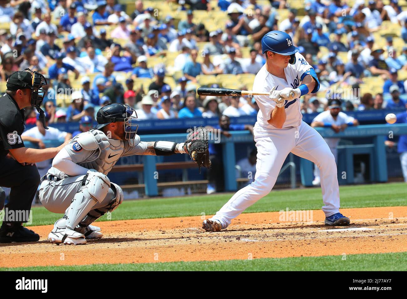 Los Angeles Dodgers center fielder Cody Bellinger (35) bats during a