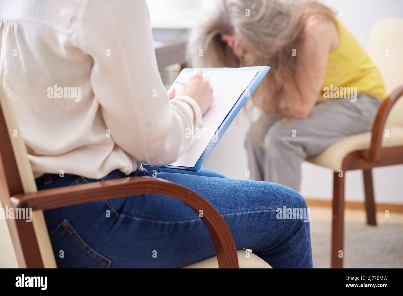 A female patient talks about problems at a psychologist's appointment