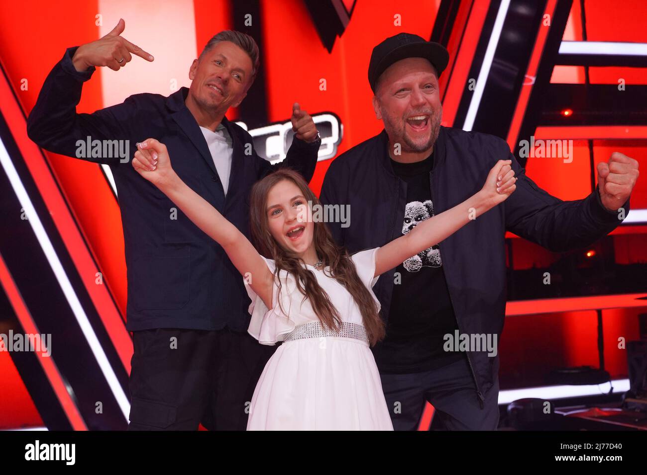 06 May 2022, Berlin: Eleven-year-old candidate Georgia wins the final of the  Sat.1 casting show "The Voice Kids" and cheers with her "coaches" Michi  Beck (l) and Smudo from the "Fantastischen Vier".