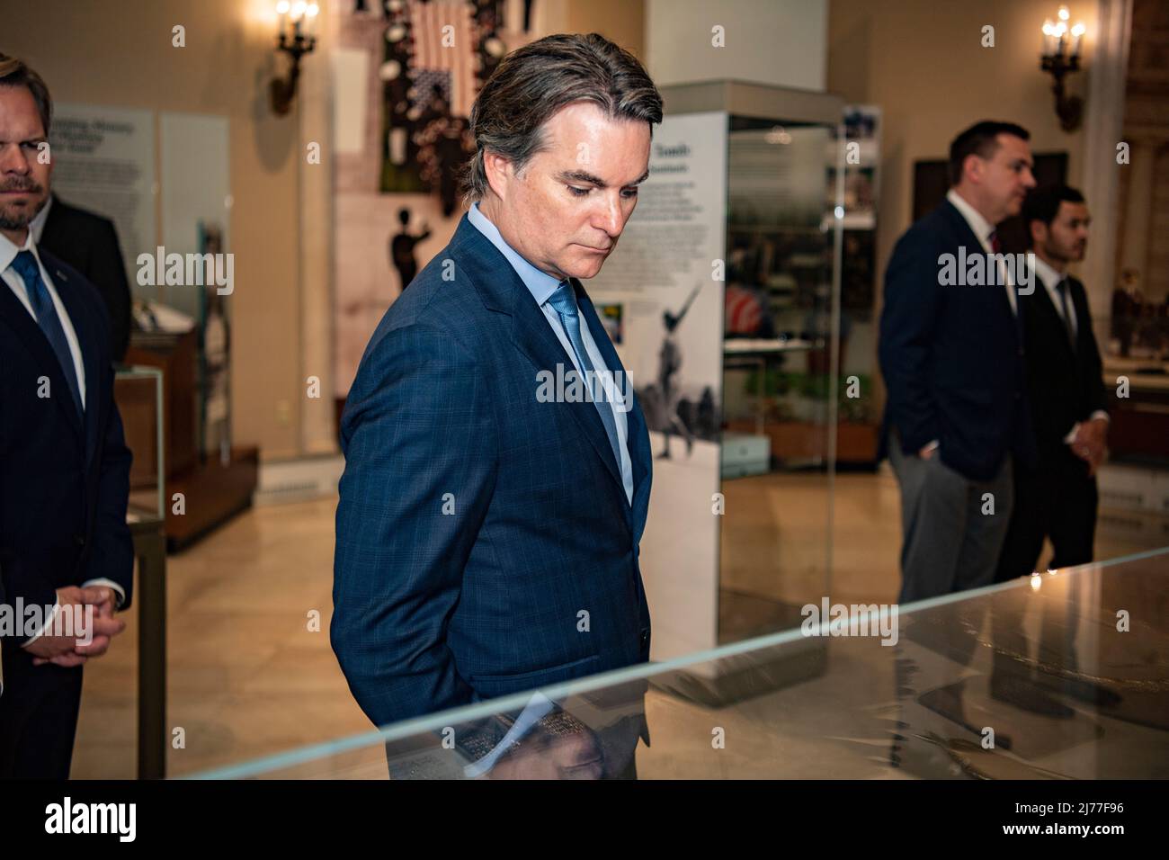 Arlington, United States of America. 04 May, 2022. Former NASCAR champion Jeff Gordon, and vice-chairman, Hendricks Motorsports looks into a display case during a tour of the Memorial Amphitheater Display Room at Arlington National Cemetery, May 4, 2022 in Arlington, Virginia. Larson and Gordon were visiting as part of the NASCAR Salutes the military program.  Credit: Elizabeth Fraser/DOD/Alamy Live News Stock Photo