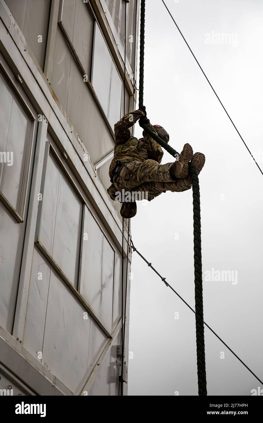 In preparation for Exercise Orion, a U.S. Army Green Beret assigned to 10th Special Forces Group participates in fast rope training at Kentro Ekpaideusis Eidikon Dynameon (KEED) Special Forces Training Center in the mountains of Greece, March 31, 2022. Exercise Orion reinforces Greece as a Special Operations Forces regional leader, enhances interoperability across multiple domains, and strengthens relationships with NATO and non-NATO partners. The exercise focuses on highlighting operational capabilities, international collaborations and conventional and hybrid warfare training. (U.S. Army pho Stock Photo