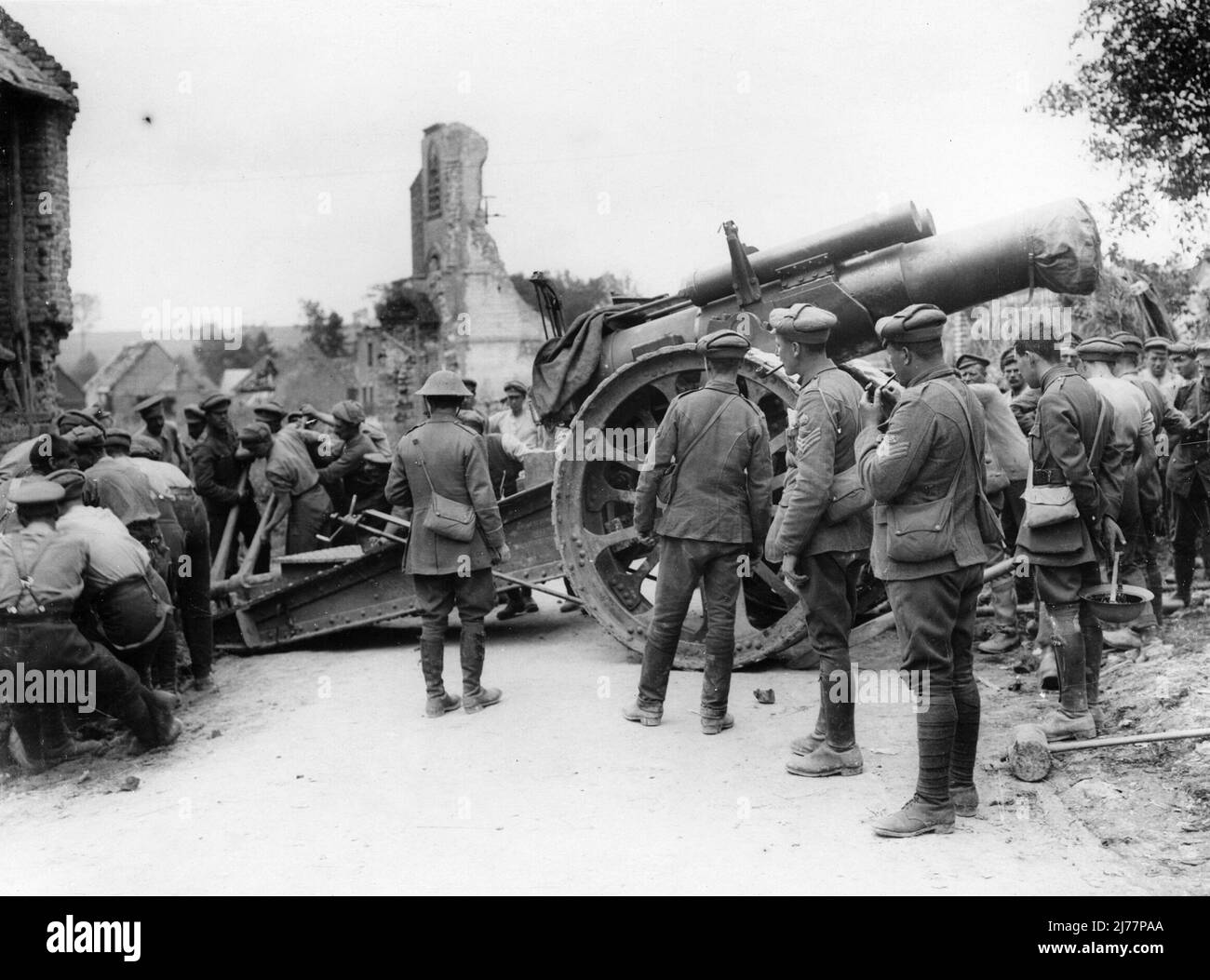 Moving heavy howitzer into a new position during WW1 Stock Photo