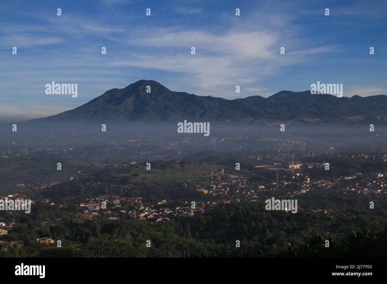 Sumedang, West Java, Indonesia. 7th May, 2022. View of Manglayang Mountain and Tanjungsari on May 7, 2022, at Mount Batu Tanjungsari, Sumedang Regency, Indonesia. Mount Batu Tanjungsari is one of the tourist destinations for people to spend the Eid al-Fitr holiday 1443 H with their families. (Credit Image: © Algi Febri Sugita/ZUMA Press Wire) Stock Photo