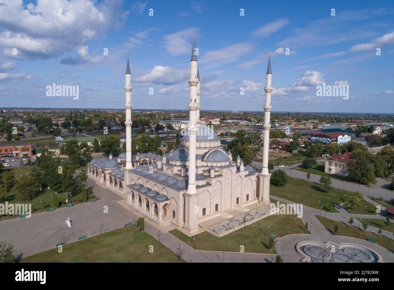 GUDERMES, RUSSIA - SEPTEMBER 28, 2021: Bird's eye view of the Tashu-Hadji mosque on a sunny September day Stock Photo