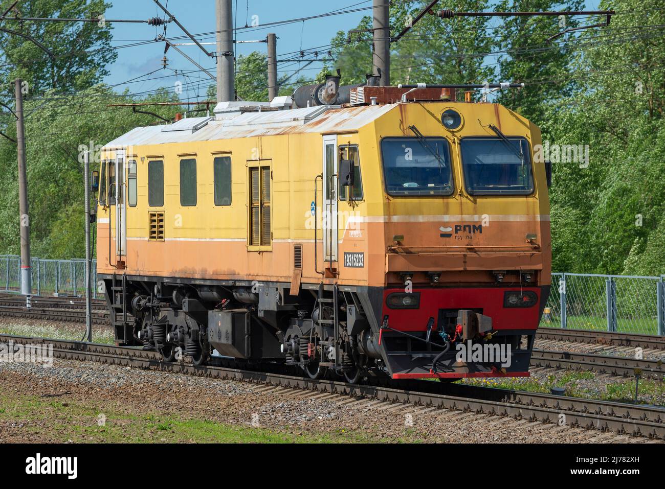 LENINGRAD REGION, RUSSIA - MAY 24, 2021: Traction module (traction and power section) of the PSS-1K snowplow train on railway tracks Stock Photo