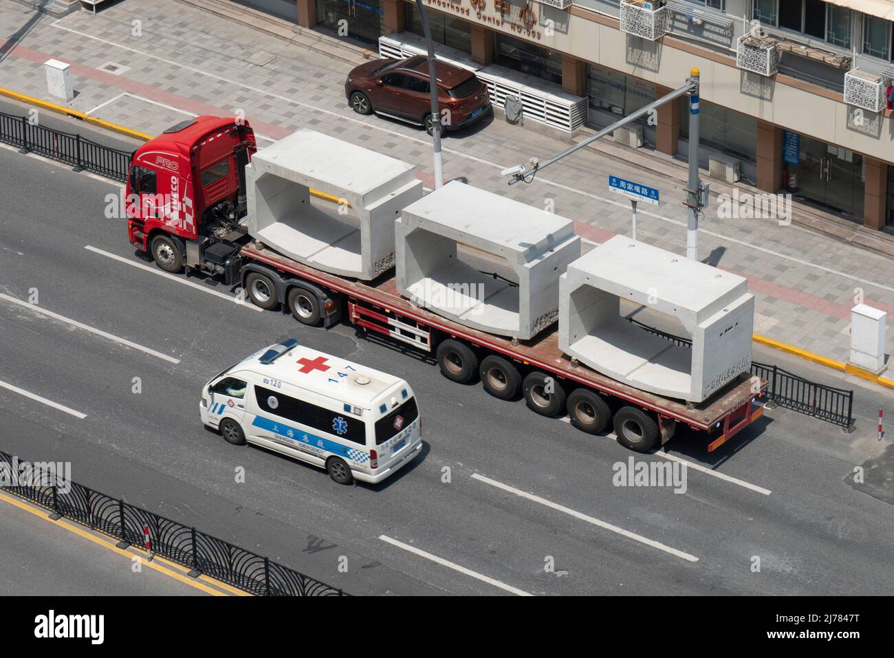 SHANGHAI, CHINA - MAY 7, 2022 - A large transport vehicle is seen on the road in Shanghai, China, May 7, 2022. With the resumption of work and product Stock Photo