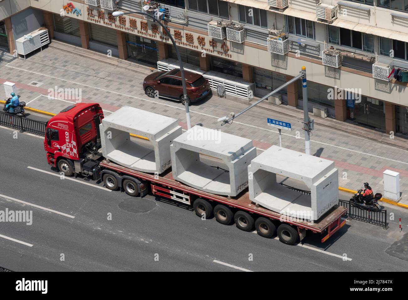 SHANGHAI, CHINA - MAY 7, 2022 - A large transport vehicle is seen on the road in Shanghai, China, May 7, 2022. With the resumption of work and product Stock Photo