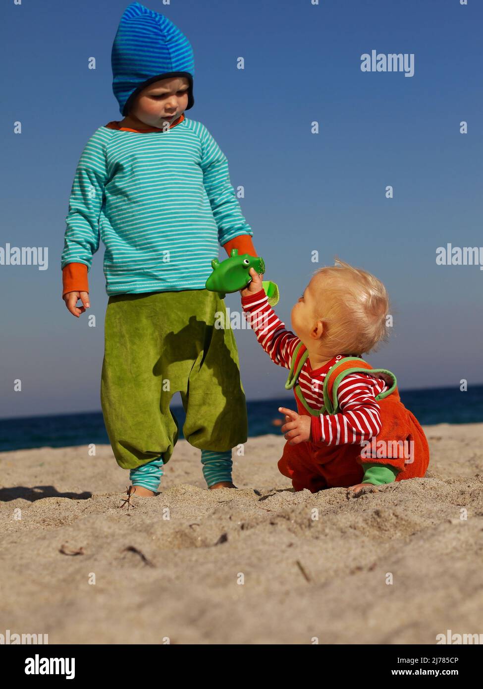 Junge und Mädchen spielen im Sand Stock Photo