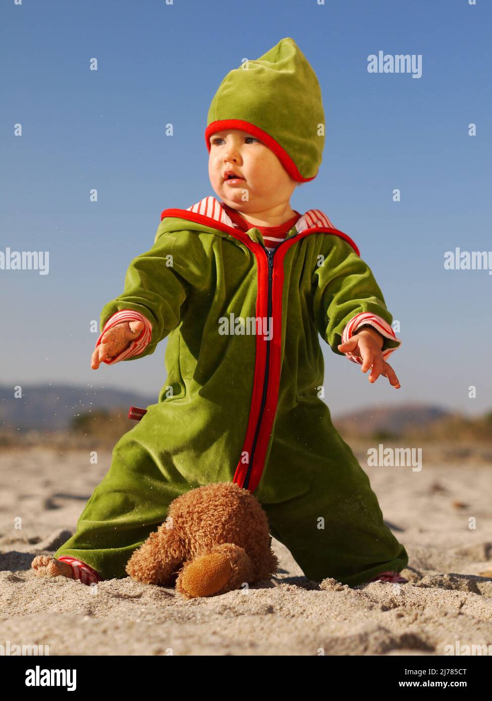 Kleinkind am Strand mit Teddy Stock Photo