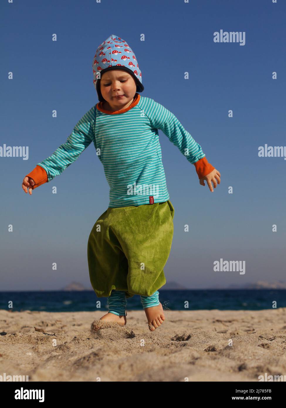 Junge springt im Sand Stock Photo