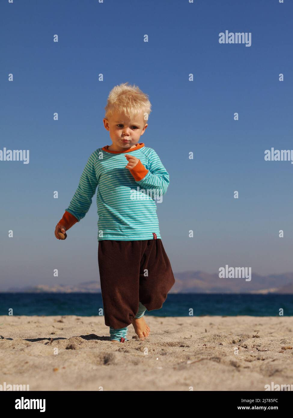 Junge tanzt im Sand Stock Photo
