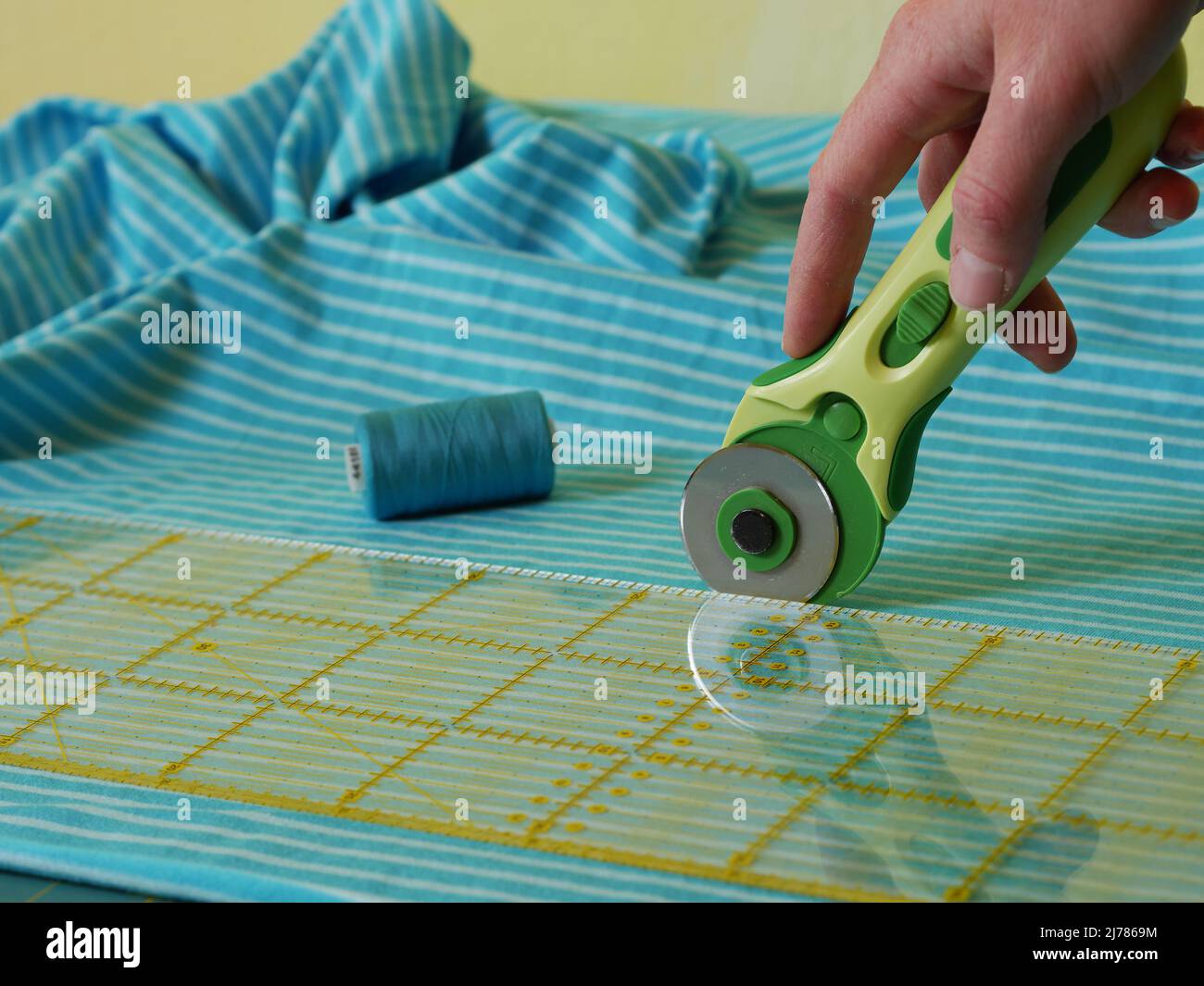 close up of cutting fabric with rotary cutter Stock Photo - Alamy