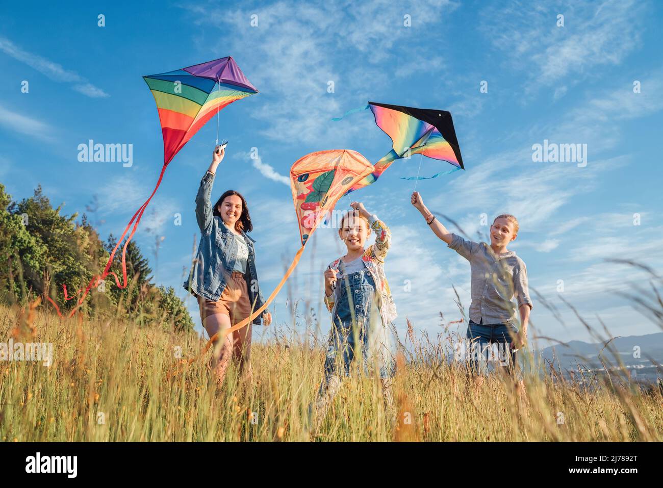 Children flying kites hi-res stock photography and images - Alamy