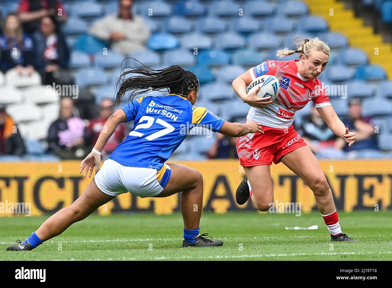 Jodie Cunningham of St. Helens makes a break Stock Photo Alamy