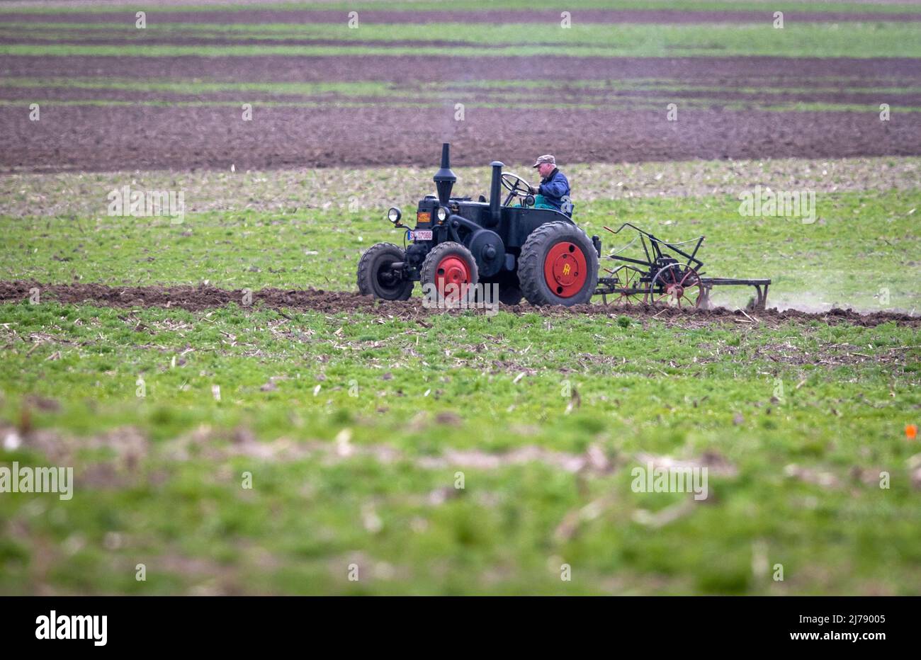 West Mecklenburg, Germany. 7th May 2022. 07 May 2022, Mecklenburg-Western Pomerania, Brüsewitz: Ulf Zinck drives his 1941 Lanz Bulldog across the field during the 19th West Mecklenburg Plowing Competition. The best plowers from the districts of Parchim, Ludwigslust and Northwest Mecklenburg compete with state-of-the-art technology in the two disciplines of bed plowing and reversible plowing. Another highlight is the show plowing with historical agricultural technology. Photo: Jens Büttner/dpa Credit: dpa picture alliance/Alamy Live News Stock Photo