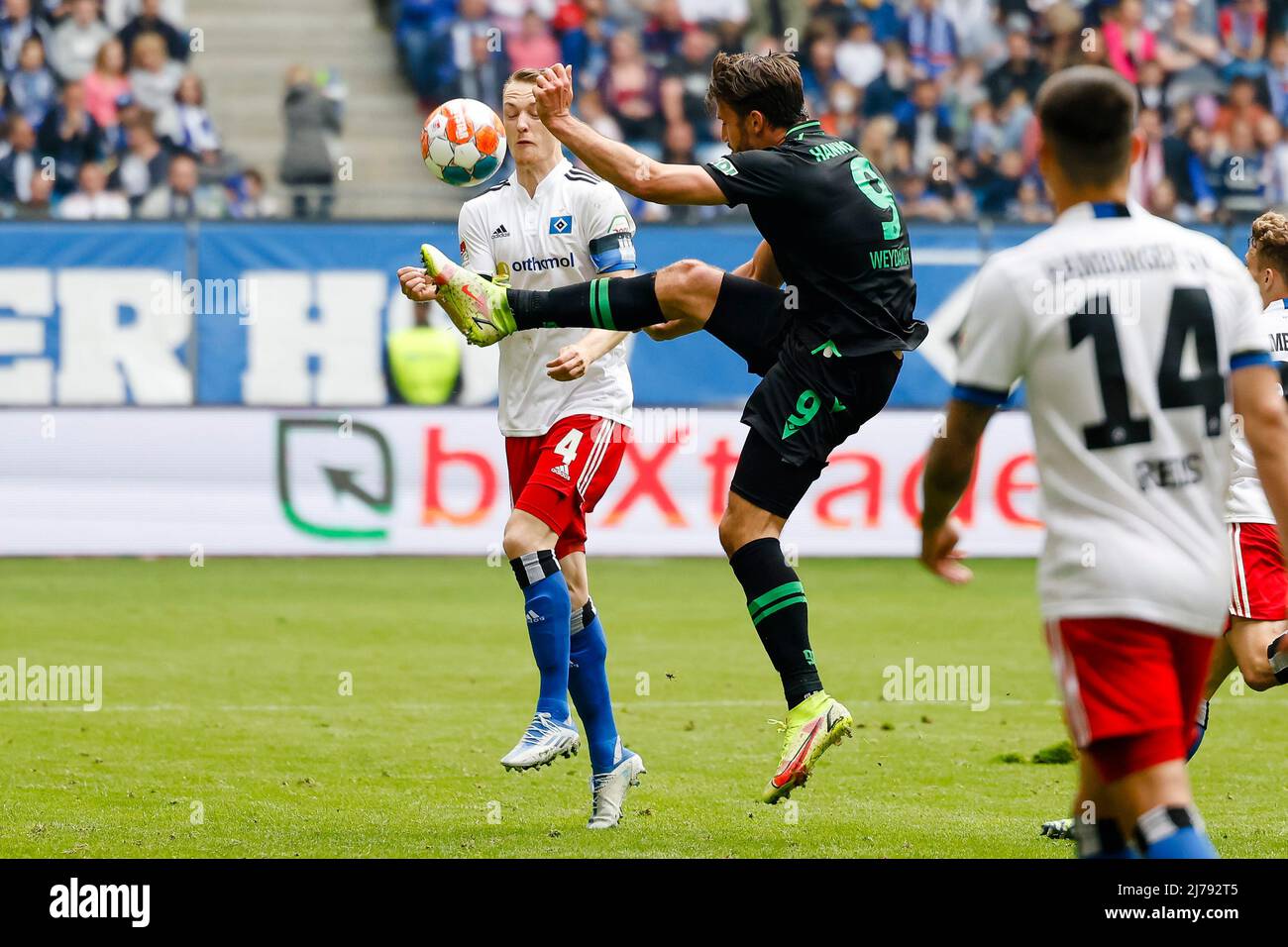 07 May 2022, Hamburg: Soccer: 2nd Bundesliga, Hamburger SV - Hannover 96, Matchday 33, Volksparkstadion. Hamburg's Sebastian Schonlau (l) and Hannover's Hendrik Weydandt fight for the ball. Photo: Frank Molter/dpa - IMPORTANT NOTE: In accordance with the requirements of the DFL Deutsche Fußball Liga and the DFB Deutscher Fußball-Bund, it is prohibited to use or have used photographs taken in the stadium and/or of the match in the form of sequence pictures and/or video-like photo series. Stock Photo