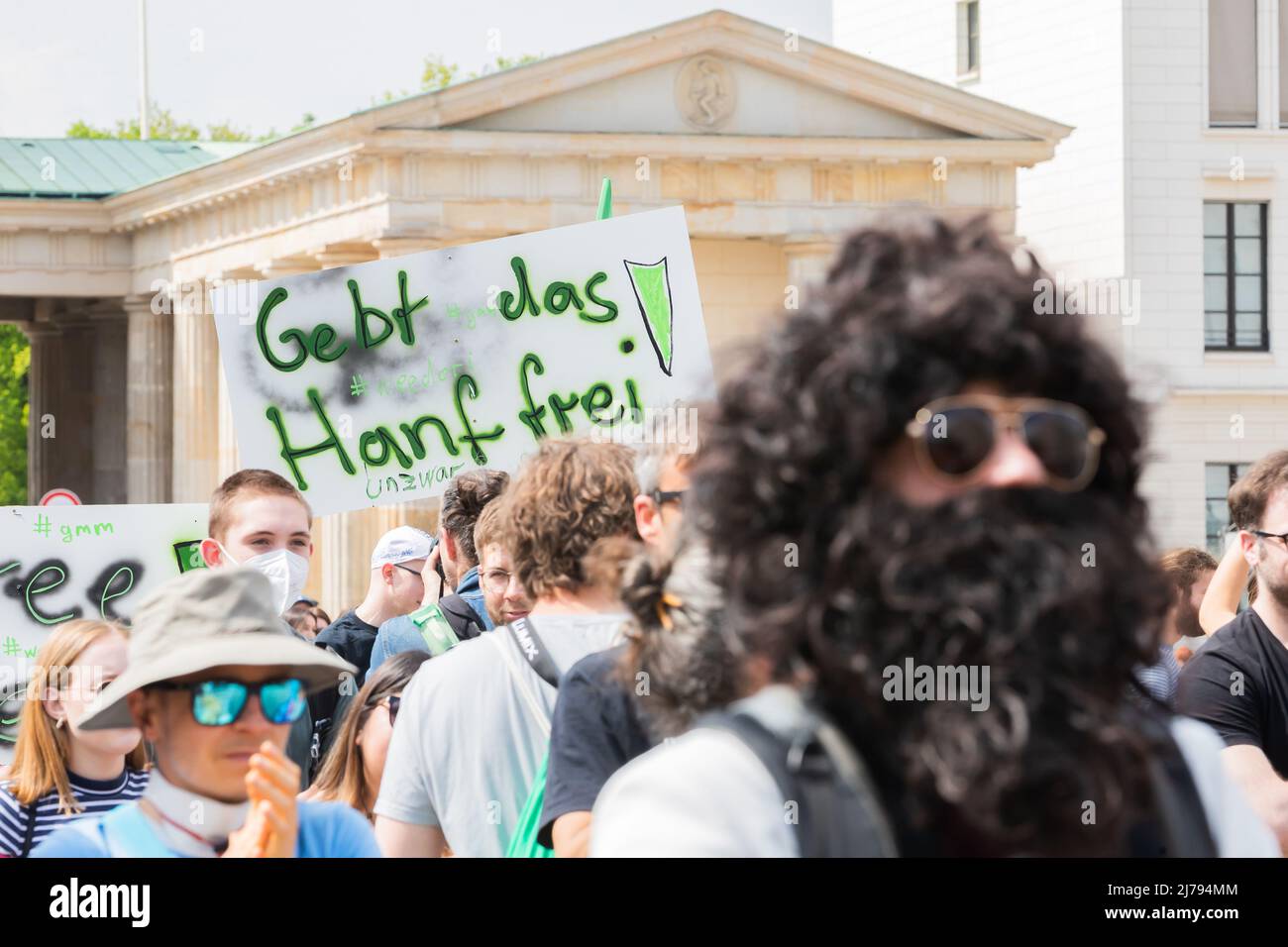 07 May 2022, Berlin: 'Free the hemp' is written on a sign at the Brandenburg Gate during the kick-off rally of a demonstration for a speedy legalization of cannabis, the 'Global Marijuana March 2022.' Photo: Christoph Soeder/dpa Stock Photo