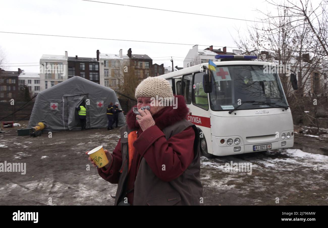 KYIV, UKRAINE - MARCH 9: Evacuees from Irpin and Vorzel receive hot drinks and food at an emergency camp set up for evacuated residents from active combat areas on the outskirts of Kyiv, as Russia's invasion of Ukraine continues on 9 March 2022 in Kyiv, Ukraine. Russia began a military invasion of Ukraine after Russia's parliament approved treaties with two breakaway regions in eastern Ukraine. It is the largest military conflict in Europe since World War II. Stock Photo