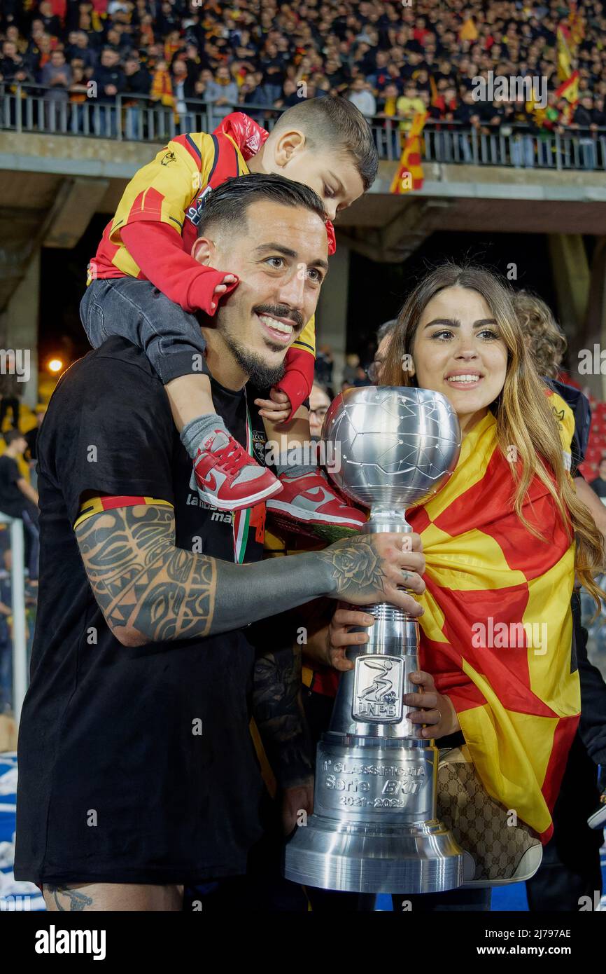 Francesco Di Mariano (US Lecce) celebrates for the championship victory  with the cup during US Lecce vs Pordenone Calcio, Italian soccer Serie B  match in Lecce, Italy, May 06 2022 Stock Photo - Alamy