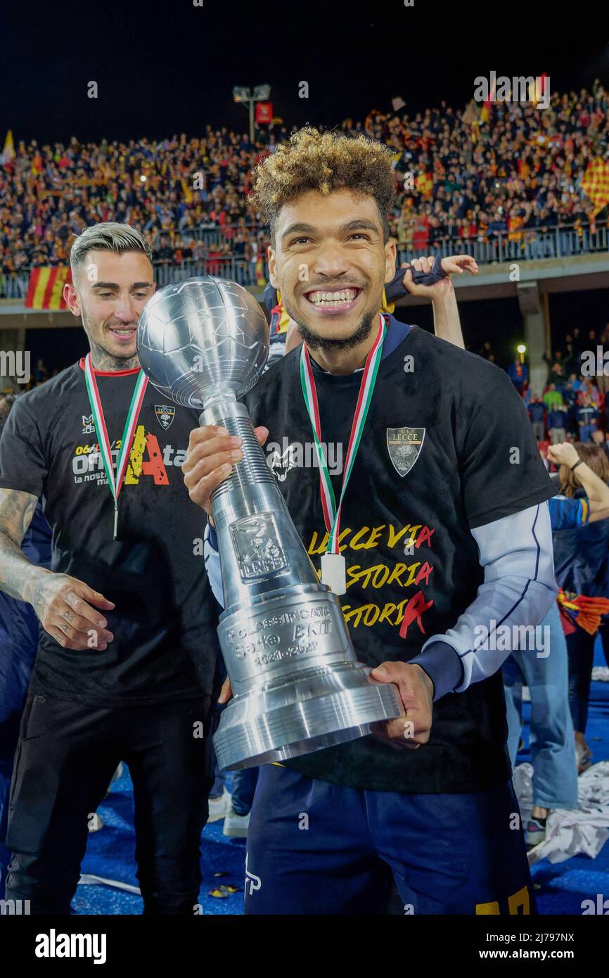 Captain Fabio Lucioni (US Lecce) raises the cup to the sky for the